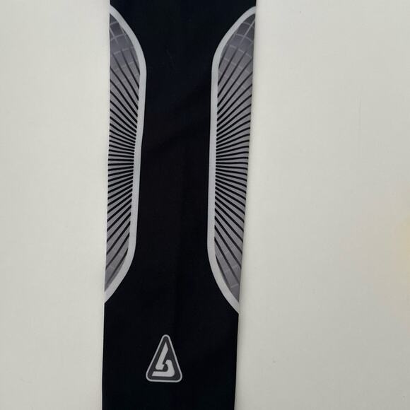 B Driven Youth Large Black/white/gray compression sleeve - Picture 1 of 11
